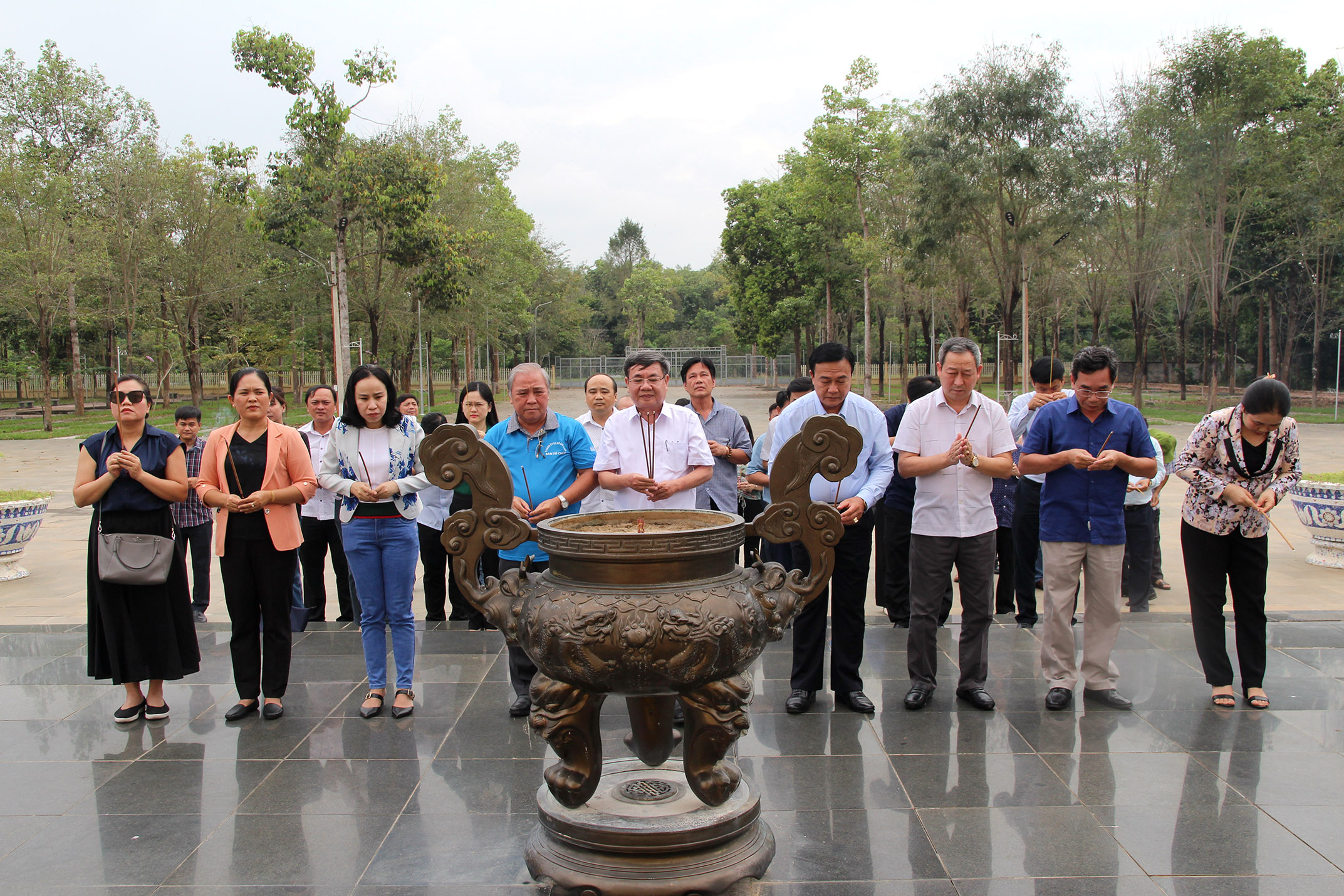 Đoàn dâng hương tại Đài tưởng niệm Khu di tích lịch sử Tà Thiết (Ảnh: H. Hào).
